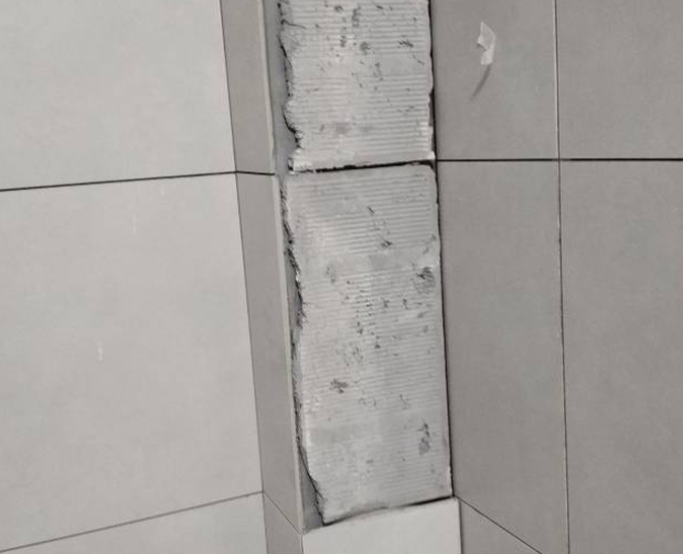 茅箭瓷砖空鼓维修公司分享下瓷砖施工前基层浇水润湿程度不足，可能导致以下问题